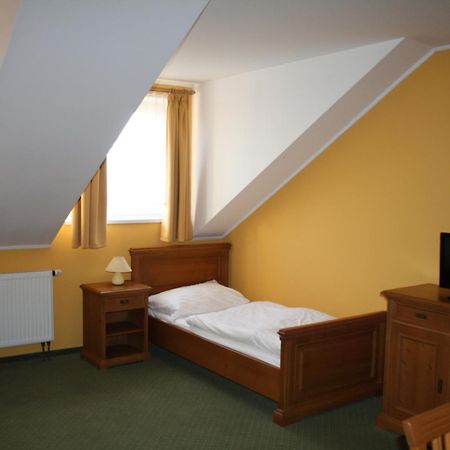 Hotel Boucek Mochov Bagian luar foto