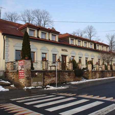 Hotel Boucek Mochov Bagian luar foto