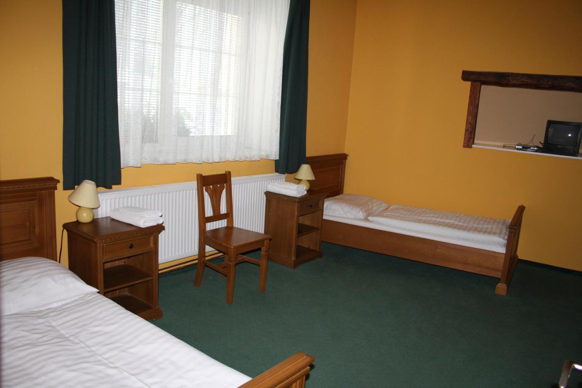 Hotel Boucek Mochov Bagian luar foto