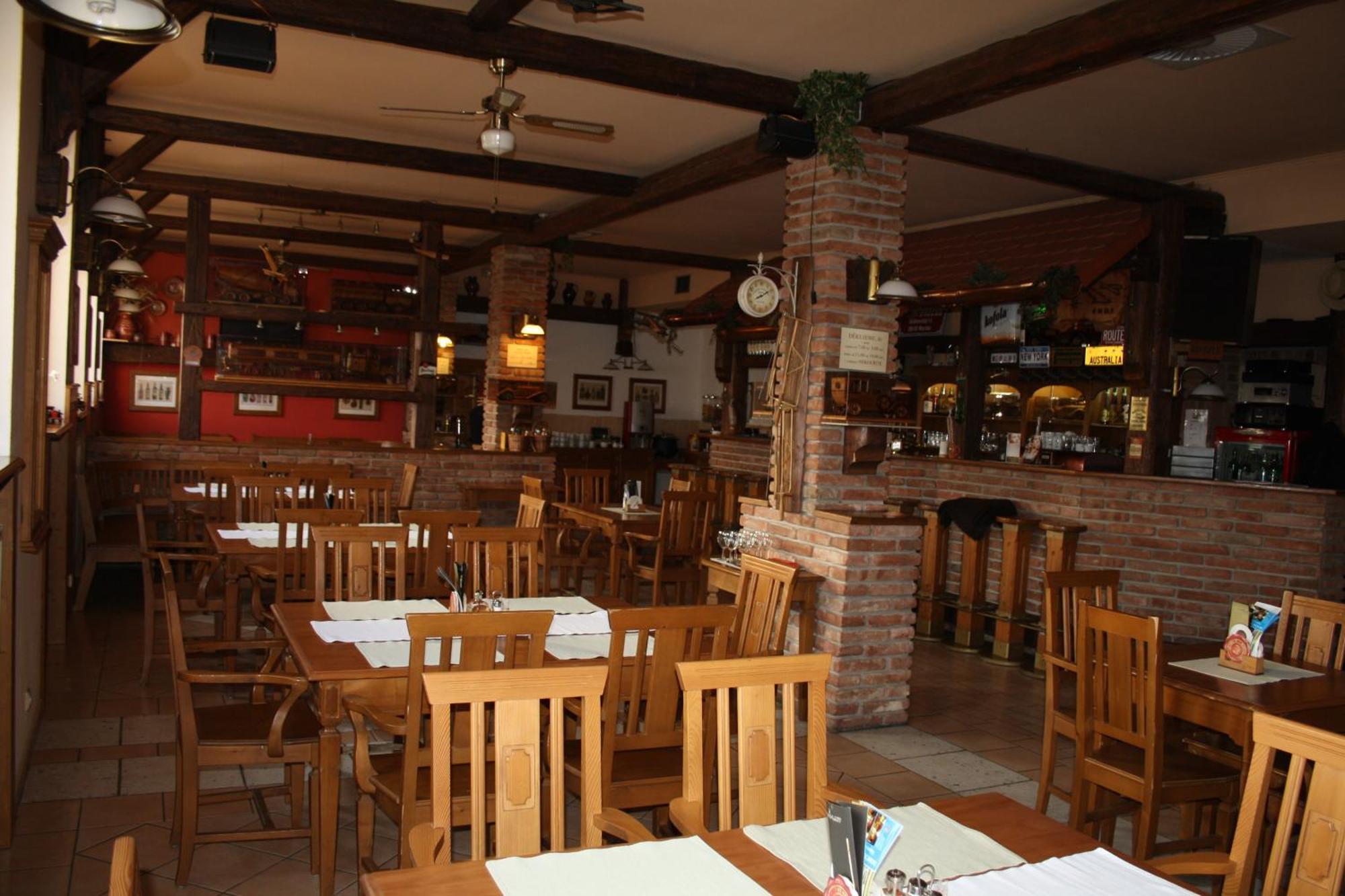 Hotel Boucek Mochov Bagian luar foto