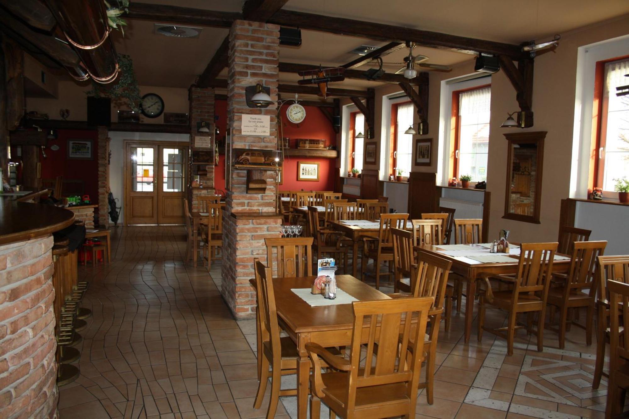 Hotel Boucek Mochov Bagian luar foto