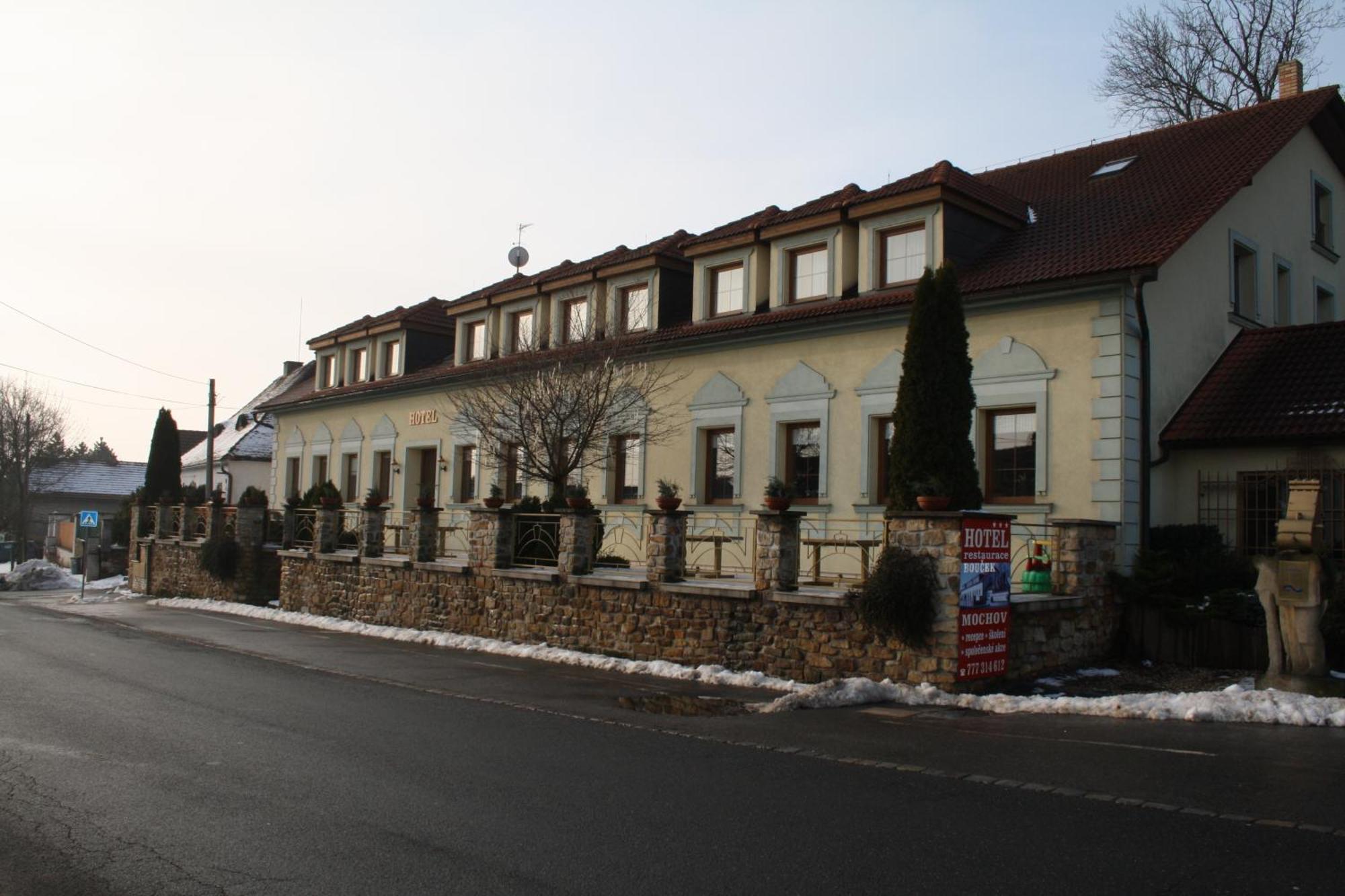 Hotel Boucek Mochov Bagian luar foto