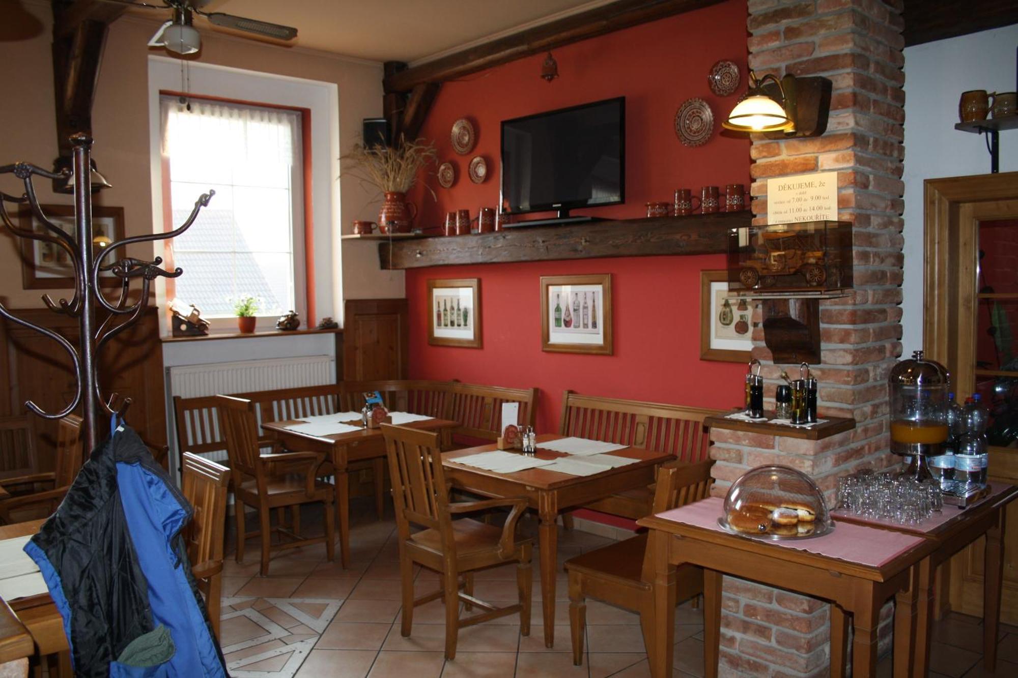 Hotel Boucek Mochov Bagian luar foto